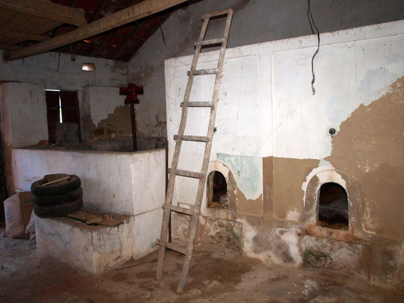 Casinha de aldeia a precisar de obras, com varias divisões. Cozinha, 1 WC e  pátio com vários anexos