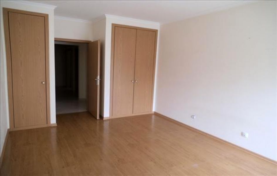 Apartamento T3 com areas grandes  3 quartos 1 é suite  cozinha semi equipada Sala com varanda Roupei