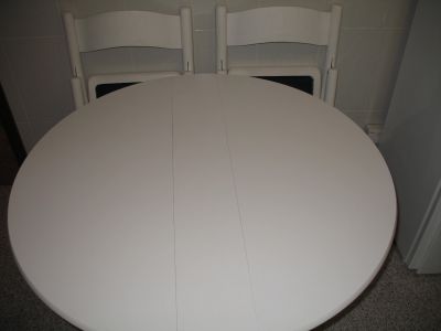 Vendo conjunto de Mesa de Cozinha com 2 cadeiras - tudo de cor branca