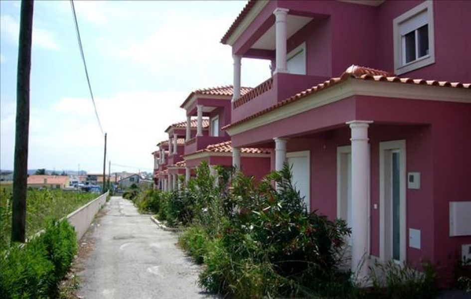 Moradia Geminada com 4 assoalhadas,numa aldeia a 12 minutos da praia. Área bruta 145 m², Garagem, sa