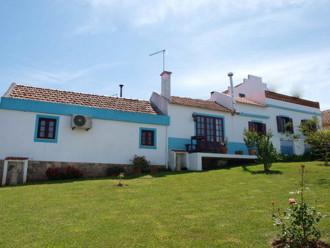 Moradia na Costa de Prata. Recuperada em 2008 uma parte e outra em 2014, mantendo o estilo rústico. 