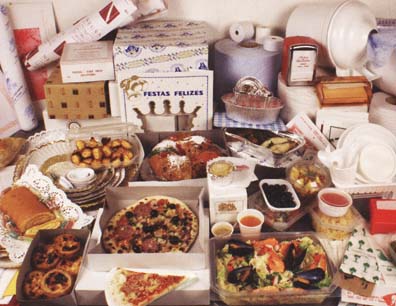 Caixas bolos e comida