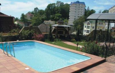 Jardineiro/Piscineiro. Limpeza e manutenção de jardins e piscinas.