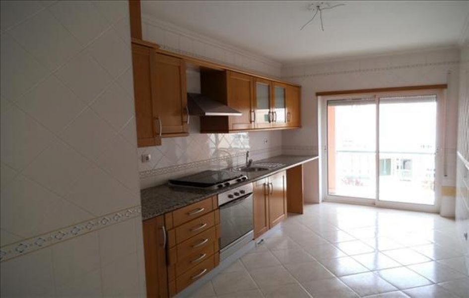 Apartamento T3 com areas grandes  3 quartos 1 é suite  cozinha semi equipada Sala com varanda Roupei
