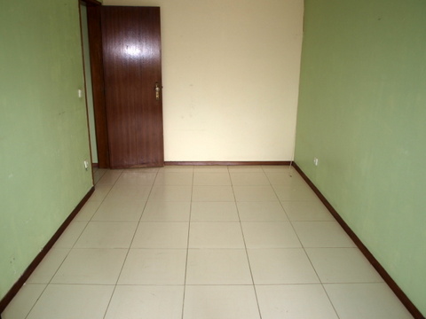 Apartamento T3 na próximo da Fonte Luminosa com 3 quartos, 2 Wcs,  sala, cozinha e parqueamento na c