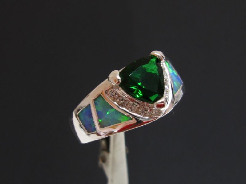 Anel de prata laminada com esmeralda e opalas