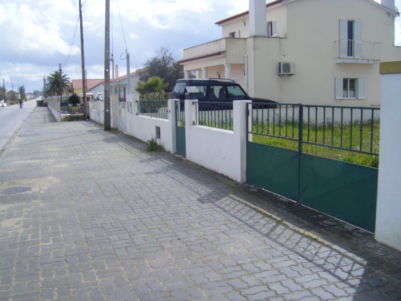 Quintal + Casa Barata