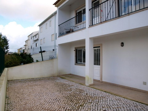 Costa de Prata moradia T3 em Caldas da Rainha, como nova. R/chão com cozinha e sala de refeições em 