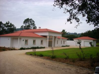 Moradia moderna com 10.600m2 de terreno na zona de Alcobaça