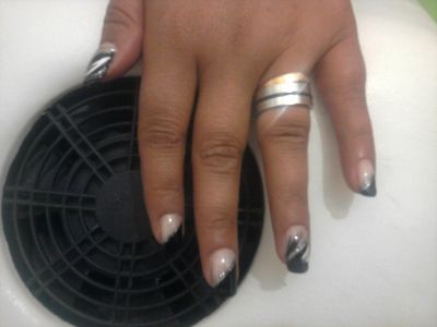Unhas de gel 15€, extensões de cabelo, maquilhage, etc.