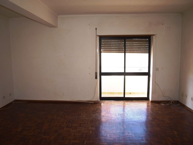 Apartamento T2 no centro da cidade, com cozinha semi equipada e com despensa, sala com lareira, 2 qu