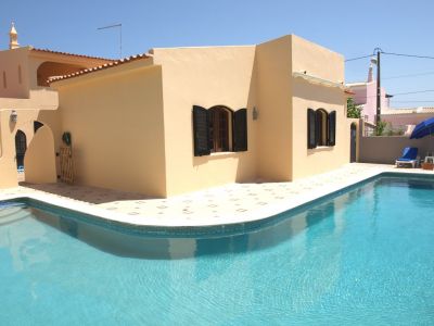 Vivenda térrea com piscina e vista mar 