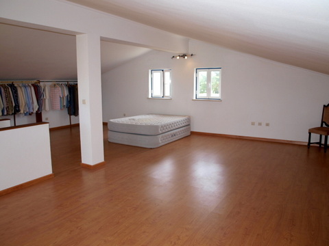 Moradia em Aldeia, 4 assoalhadas mais sótão com 50 m².  Inserida em lote com 880m², composta por coz