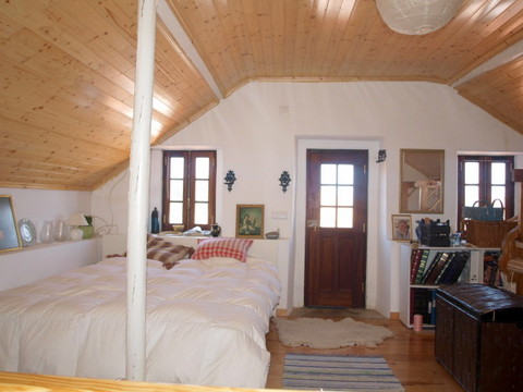 Moradia na Costa de Prata. Recuperada em 2008 uma parte e outra em 2014, mantendo o estilo rústico. 