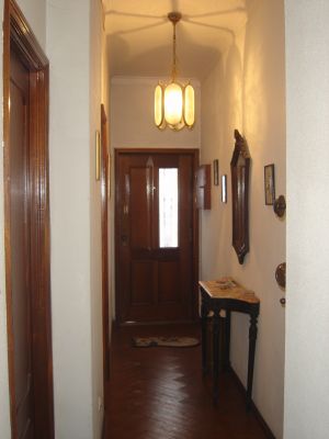 Aluga-se quarto a menina estudante ou trabalhadora