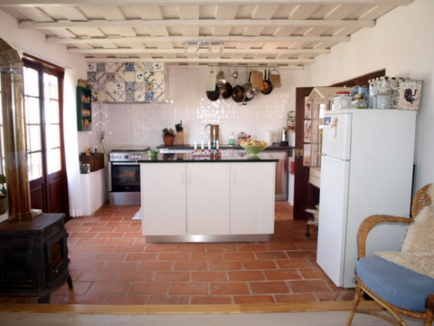 Moradia na Costa de Prata. Recuperada em 2008 uma parte e outra em 2014, mantendo o estilo rústico. 