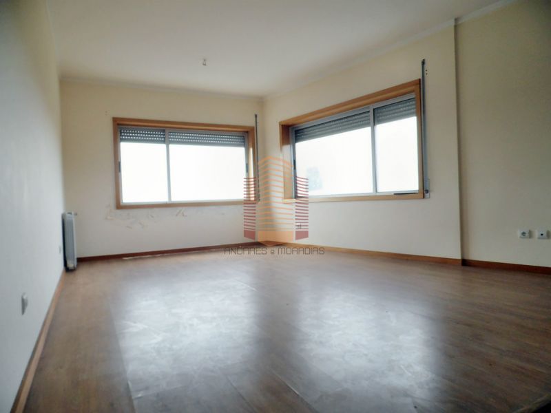 [6829] T2+1 (T3) Triplex, prx Escola Secundária