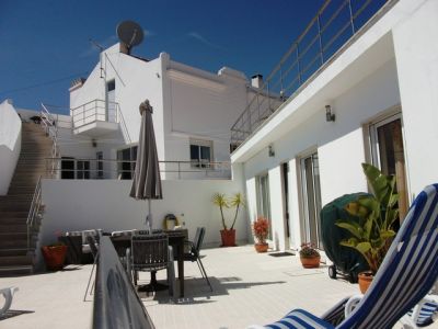 Moradia grande com 6 quartos, 6 casas de banho e piscina