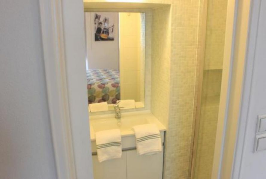 Estúdio decorado de forma moderna, com varanda