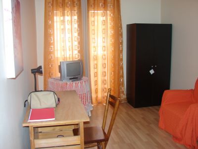 aluga-se quarto frente metro com tudo incluído