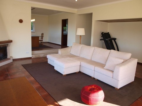 Moradia com 3 assoalhadas 2 quartos com roupeiro 1 é suite, roupeiro no corredor, Despensa sala c/ l