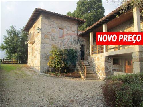 Moradia T4 Restaurada com Jardim e Bosque.