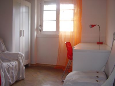 Aluga-se 2 Quartos Almada ( centro/metro )