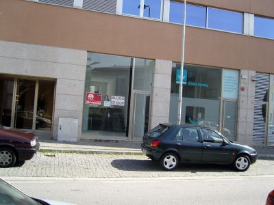 Loja com 200 m2 no centro de Gondomar