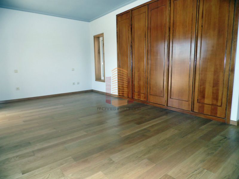 [1206F] Moradia T4, à N1, zona Feiteira