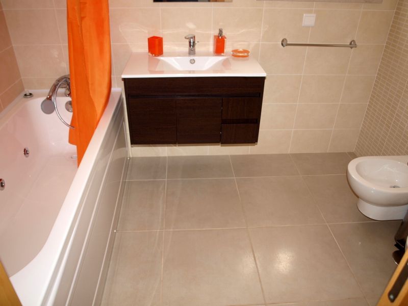 Apartamento T1, a poucos metros da praia do Baleal. Mobilado e equipado para arrendamento ao Ano. Te