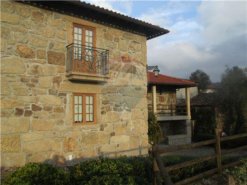 Moradia T4 Restaurada com Jardim e Bosque.