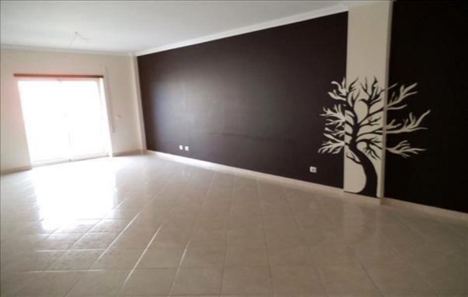 Apartamento T3 com areas grandes  3 quartos 1 é suite  cozinha semi equipada Sala com varanda Roupei