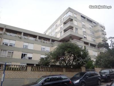 T1 Foz do Douro sem garagem num R/C da   R. Pero  Alenquer