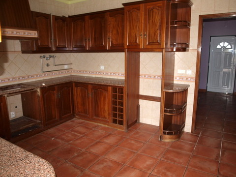 Moradia geminada T4 a 8 minutos da Cidade.  Sala com lareira e terraço, cozinha, 1 quarto/escritório