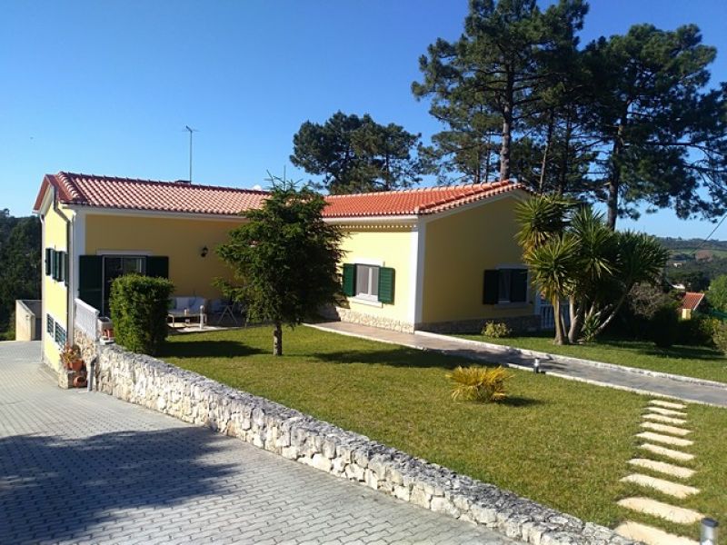 Moradia V3 com excelentes areas, vista fantástica, perto de Salir de Matos