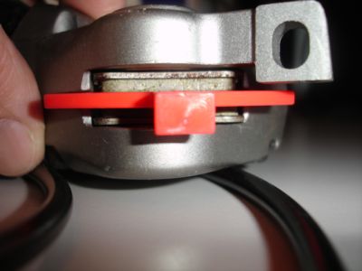 Travões hidráulicos com manipulos (dual-lever)