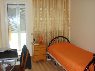 aluga-se quarto frente metro com tudo incluído