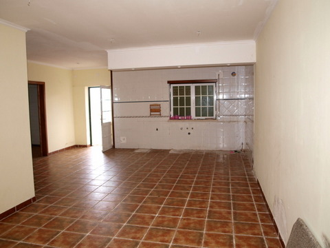 Moradia geminada T4 a 8 minutos da Cidade.  Sala com lareira e terraço, cozinha, 1 quarto/escritório