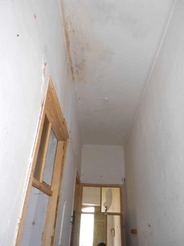 Casa tipica T2 com 64 m2 para arranjar em Olhão