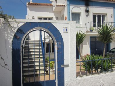 Moradia T3 com 2 apartamentos, T1 e T2, garagem, jardim e terreno