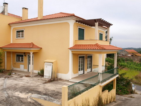 Moradia geminada T4 a 8 minutos da Cidade.  Sala com lareira e terraço, cozinha, 1 quarto/escritório