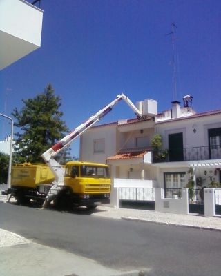 Plataforma Articulada sobre caminhão