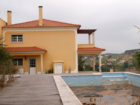 Moradia geminada T4 a 8 minutos da Cidade.  Sala com lareira e terraço, cozinha, 1 quarto/escritório