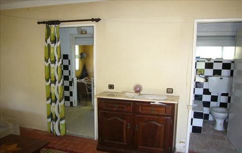 Moradia situada numa aldeia rural, com 3 quartos, 1 sala, 2 wcs  e terreno de 1210 m², a precisar de