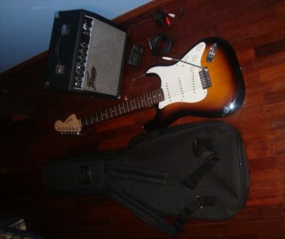 Guitarra Fender + Amplificador + Acessórios