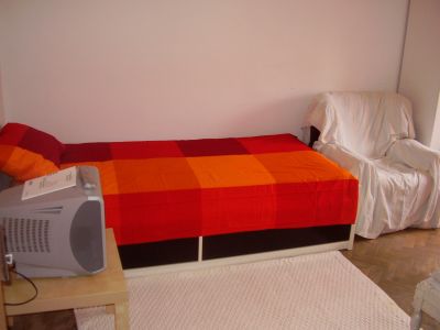 Aluga-se 2 Quartos Almada ( centro/metro )