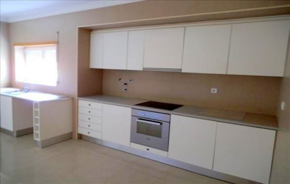 Costa de Prata, moradia T3 a poucos minutos da praia e da Lagoa de Óbidos.  Com uma área de 123m², a