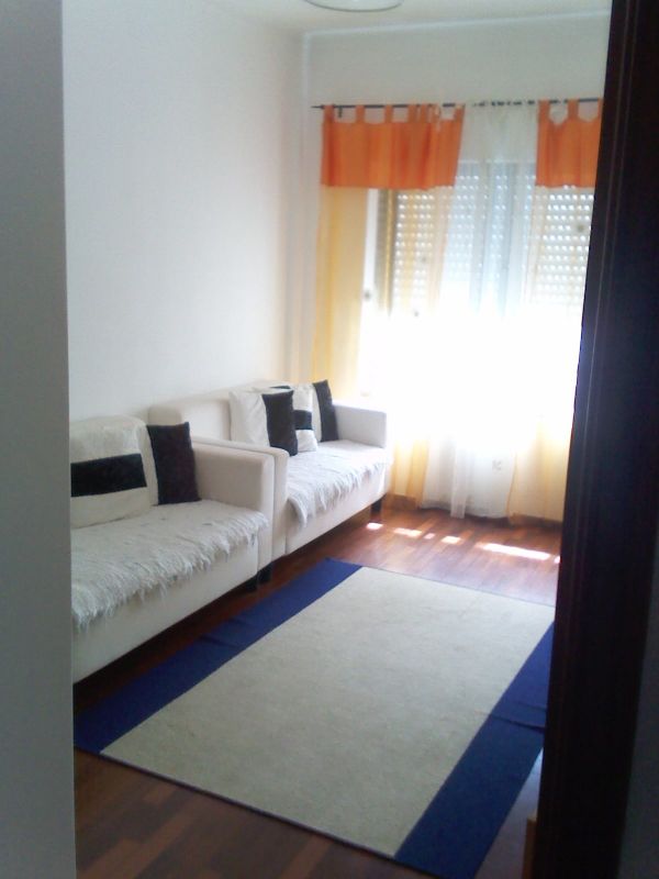 Quarto com cama de casal. Perto do hospital