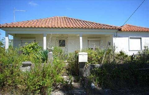 Moradia situada numa aldeia rural, com 3 quartos, 1 sala, 2 wcs  e terreno de 1210 m², a precisar de