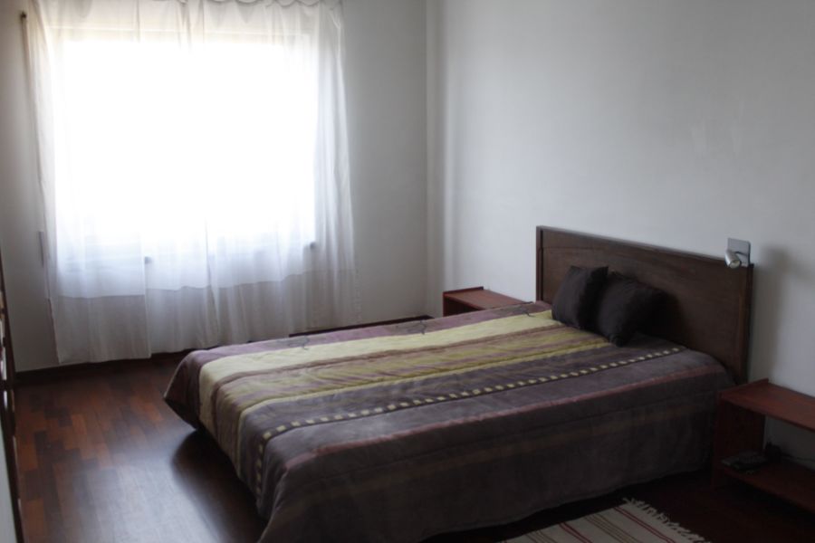 Quarto com cama de casal. Perto do hospital